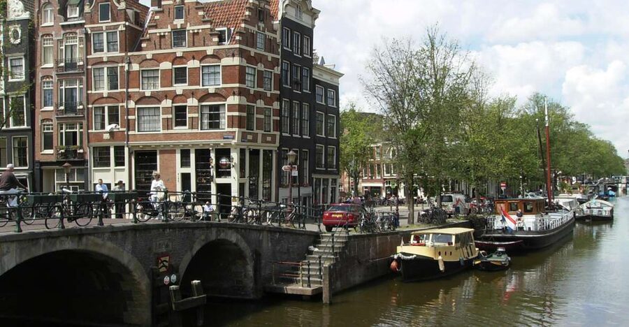 2.5-Hour Amsterdam Sightseeing Tour by Bike - Canal intersections you start to understand, not just pass by