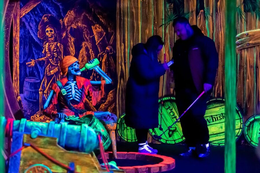 Aloha Amsterdam: 12-Hole Glow-in-the-Dark Mini-Golf - Your 45-Minute Mini Golf Game Plan