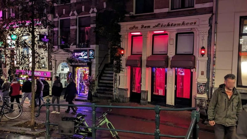 Amsterdam: 1,5-Hour Red Light District Tour - From Dam Square to photo stops: why these pauses help