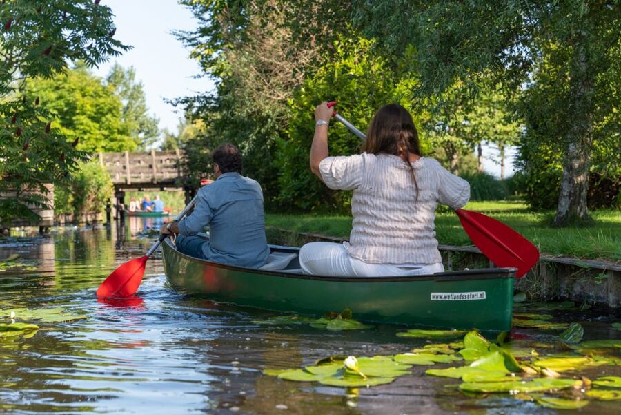Amsterdam: 2-Hour Guided Canoe Trip - After the paddle: relaxing in the guide’s garden and planning snacks