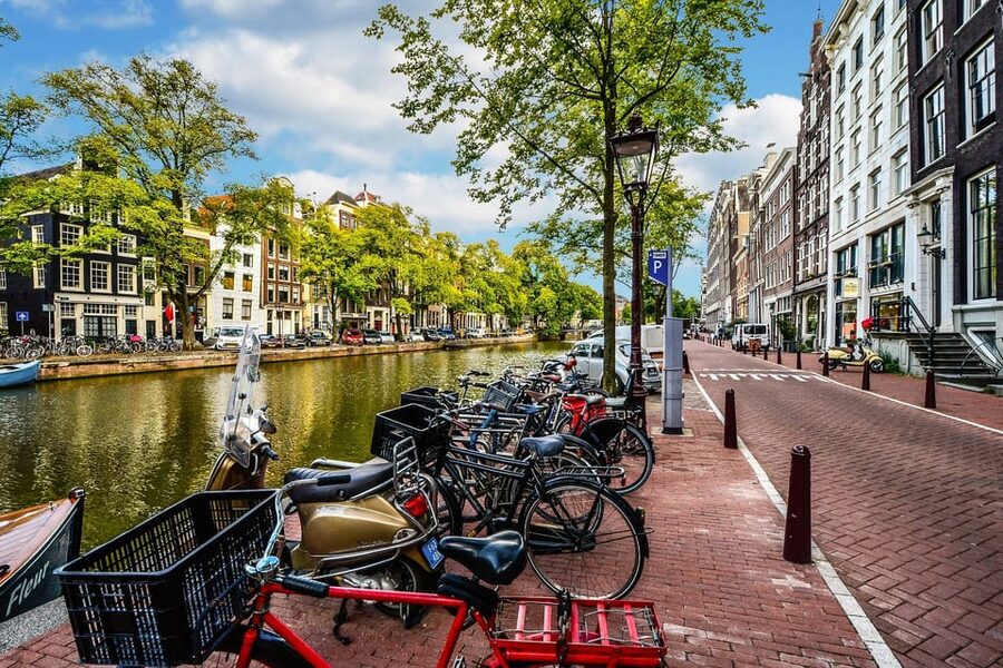 Amsterdam: 3-Hour Private Bike Tour of the City Center - Heineken Brewery sighting: linking an icon to the city map