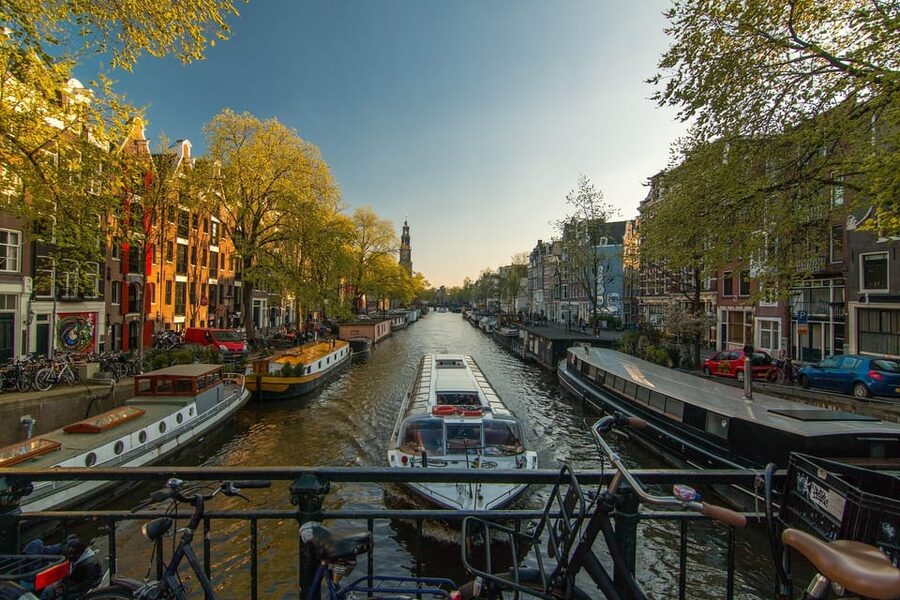 Amsterdam: 3-Hour Private Bike Tour of the City Center - Canal Belt streets and De Wallen: seeing the full Amsterdam picture