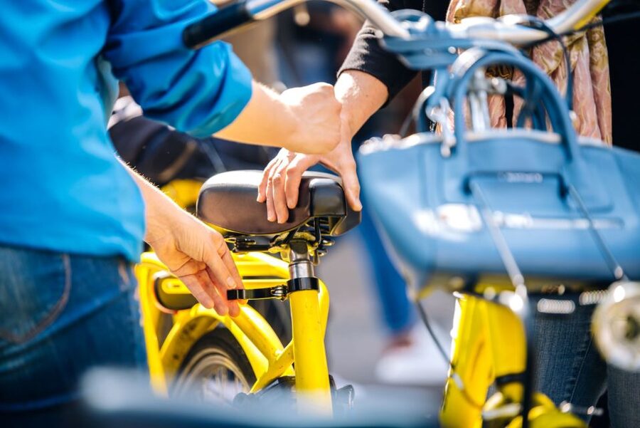 Amsterdam: 3h E-Bike Tour with break - Getting set up at Yellow Bike, and riding like you belong