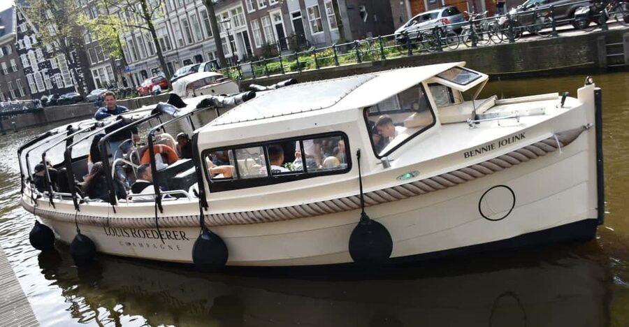 Amsterdam: 420 Smoke-Friendly Boat Tour - A One-Hour Canal Reset, Designed for Chill