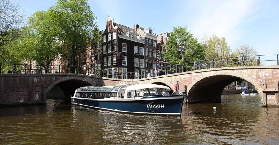 Amsterdam: 75 Minute City Canal Cruise with Audio Guide - Amsterdam-Centrum and Prinsengracht, Where the City Looks Like a Postcard