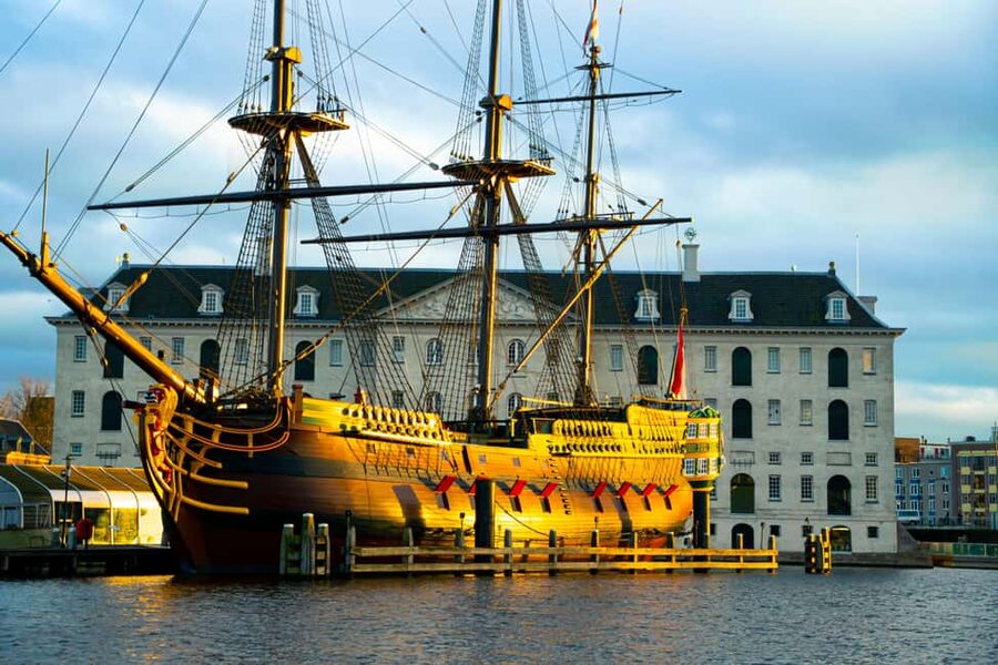 Amsterdam: 90 min Cosy Canal Cruise w. Bar & Snacks on board - Drinks and Dutch snacks on board, without turning into a party