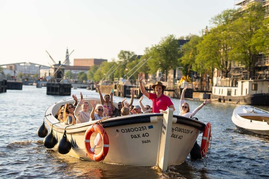 Amsterdam: 90 min Cosy Canal Cruise w. Bar & Snacks on board - Who should book this canal cruise