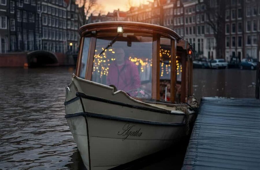 Amsterdam: 90 min Cruise with Local Guide & Unlimited Drinks - Who should book this cruise, and who should skip it