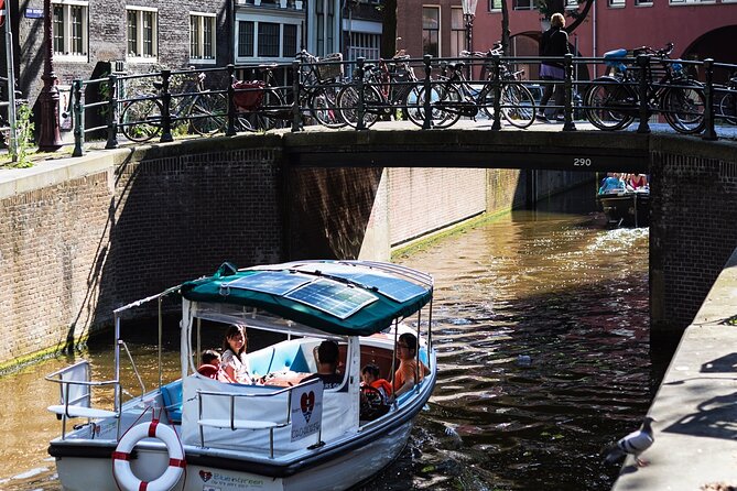Amsterdam 90-min Private Canal Cruise with Live Guide and Drinks - Seven Bridges on Reguliersgracht: why this arch sequence matters