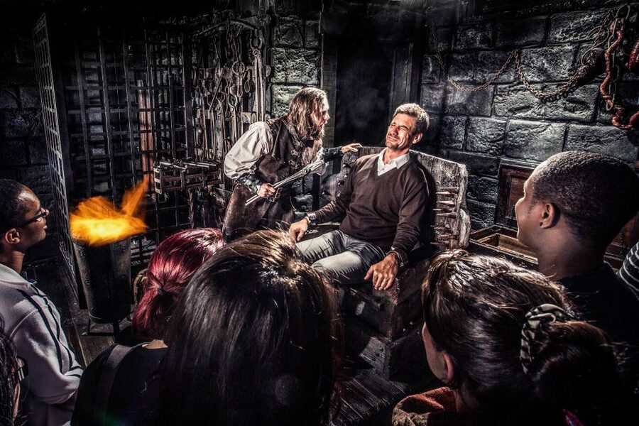 Amsterdam: Amsterdam Dungeon Entrance Ticket - Practical inside tips: darkness, no photos, and a crawl-through moment