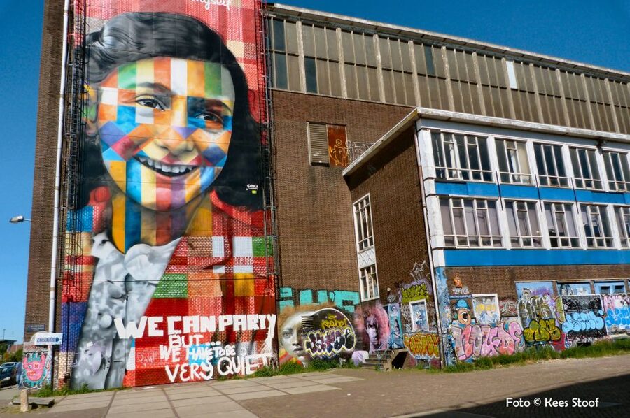 Amsterdam: Anne Frank and Jewish Quarter Guided Walking Tour - How the guide connects Jewish heritage to the streets you see