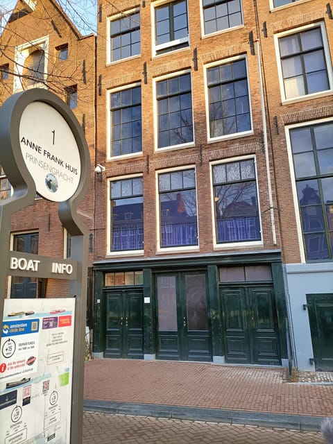 Amsterdam: Anne Frank Guided Small Group Walking Tour - Nieuwezijds Voorburgwal 120: hearing history where everyday life once lived
