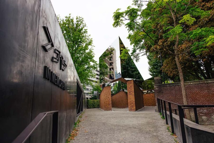 Amsterdam: Anne Frank Guided Walking Tour in DE/EN/IT/ES - Auschwitz Monument, The Dokwerker, and the ending at the National Holocaust Names Monument