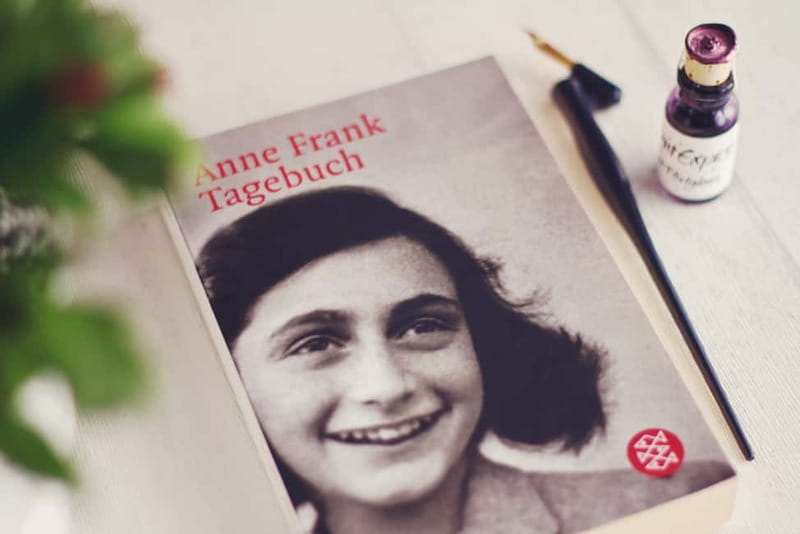 Amsterdam: Anne Frank Guided Walking Tour in DE/EN/IT/ES - Meeting at De Waag, and how to start without stress