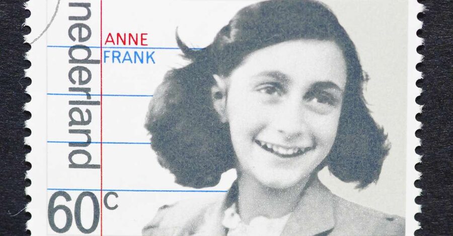 Amsterdam Anne Frank: Small-Group Walking Tour & Local Guide - Auschwitz Monument and the National Holocaust Names Monument stops