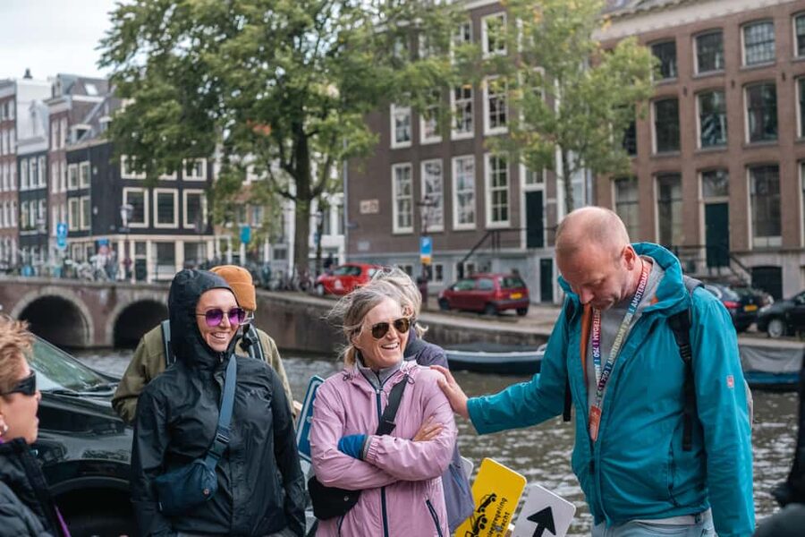 Amsterdam: Anne Frank Walking Tour - Auschwitz Monument and the Anne Frank House area: two powerful endings