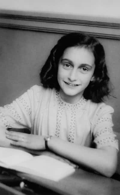 Amsterdam: Anne Frank Walking Tour (French) - Dam Square and the Royal Palace: where public space meets political power