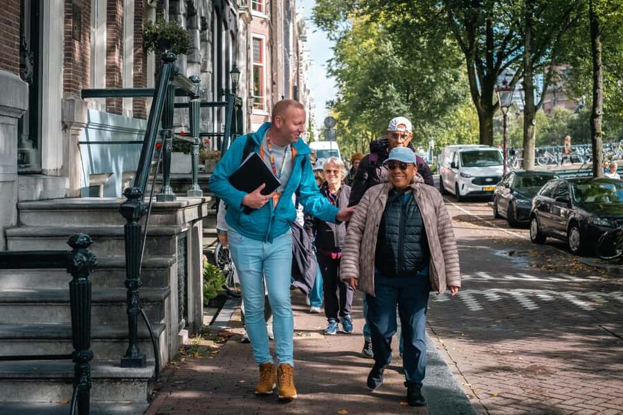 Amsterdam: Anne Frank Walking Tour - Starting near Waterlooplein and getting your bearings fast