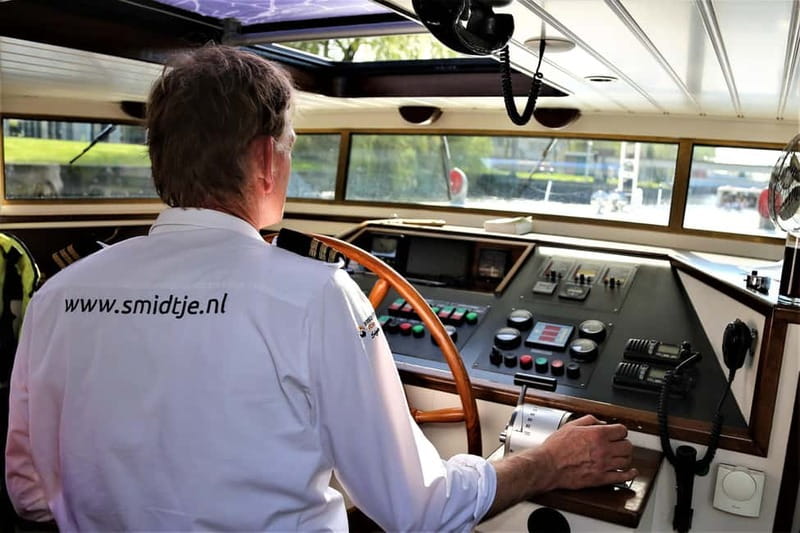 Amsterdam: Burger Cruise - Burgerbar & Canal Cruise - Short Food Pause and Smooth Timing