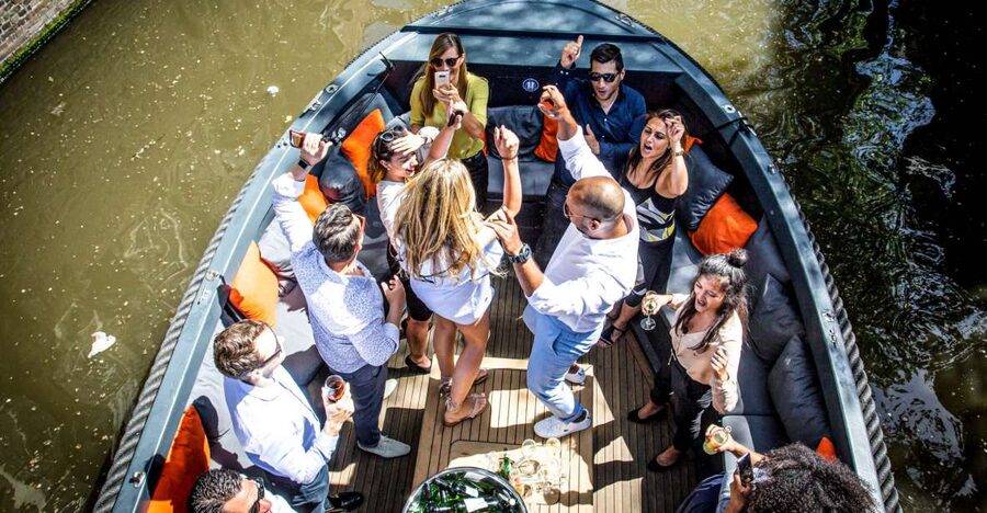 Amsterdam: Canal Belt Private Beer Boat Tour - What this 1.5-hour private beer boat ride feels like