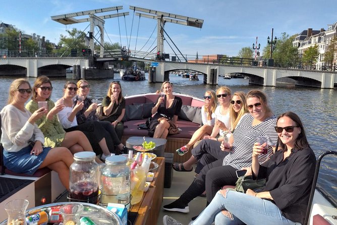 Amsterdam canal cruise in open boat – Guided tour - The canal trio: Prinsengracht, Herengracht, and Keizersgracht