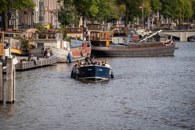 Amsterdam Canal Cruise with Live guide & Two drinks - Central St. - Rain, photos, and the small group feel that makes it relaxing