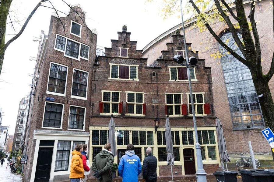 Amsterdam Central Walking Tour - Starting at Nieuwezijds Kolk, where the walk gets real