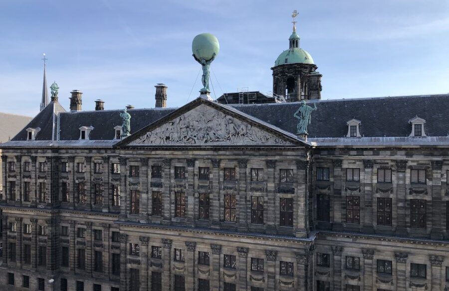 Amsterdam: City Center Walking Tour in italian - Dam Square, Royal Palace photo stops, and Nieuwe Kerk: the classic start, explained