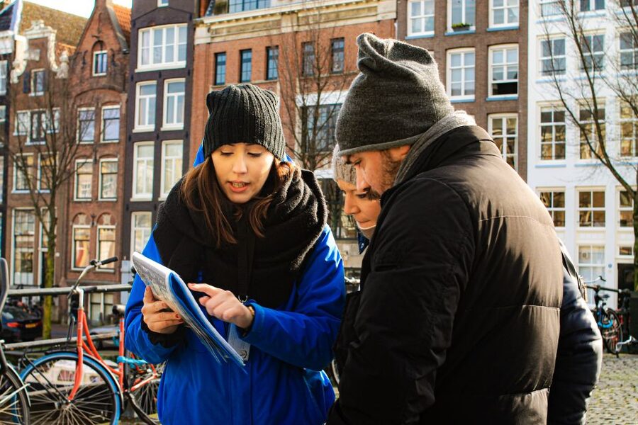 Amsterdam: City Center Walking Tour in italian - Finding Your Guide at Euro Pub (and why the details matter)
