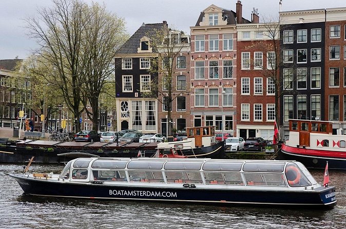 Amsterdam Classic Canal Cruise with Live Guide - Boarding, meeting the boat, and avoiding the wrong-location headache