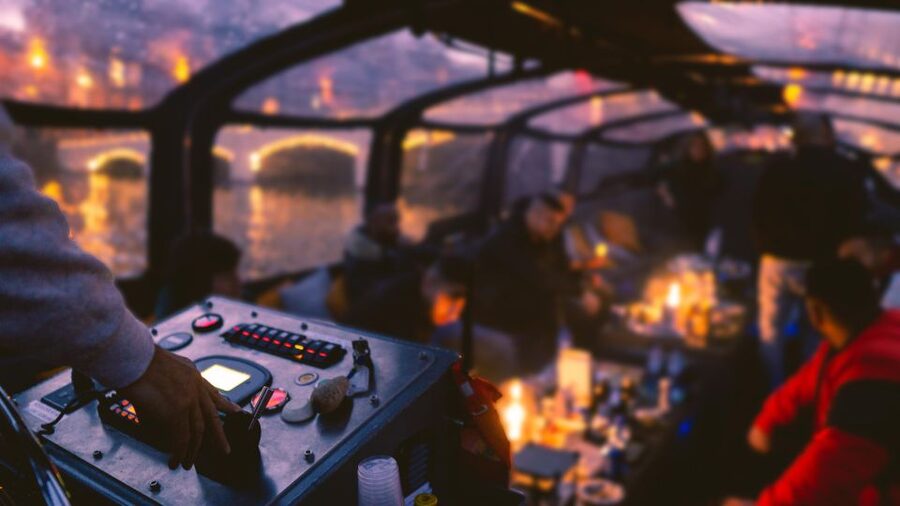 Amsterdam: Covered Canal Booze Cruise with Unlimited Drinks - Why a boozy canal cruise makes Amsterdam click