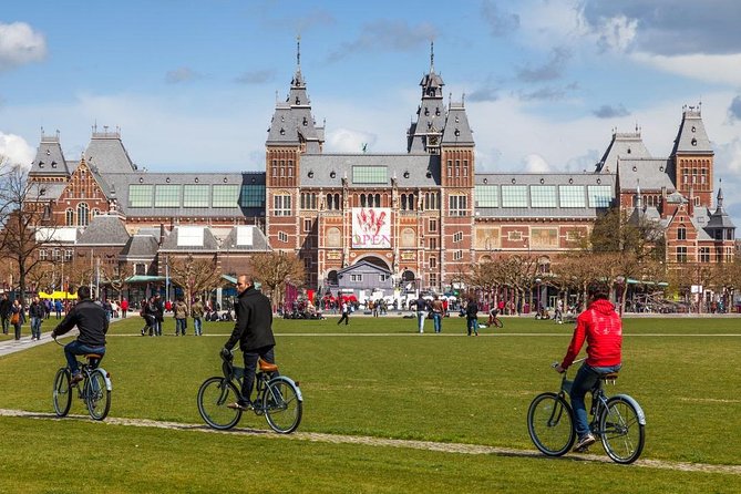 Amsterdam: E-Bike Sightseeing Tour - E-bike comfort, speed, and why you will not feel trapped on the pedals