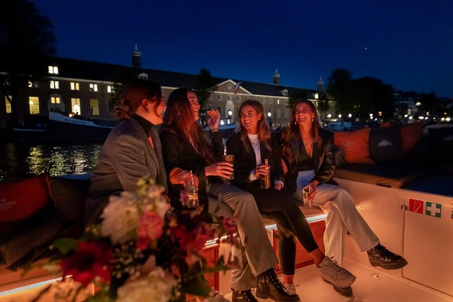 Amsterdam: Evening Canal Cruise with (Open) Bar on Board - Guides and the onboard vibe: why the best part is who you are with