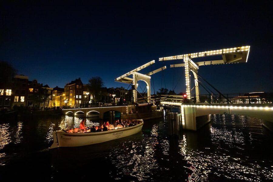 Amsterdam: Evening Canal Cruise with (Open) Bar on Board - Who should book this cruise, and who might want a different night plan