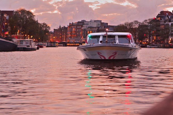 Amsterdam Evening Cocktail Cruise with snacks - What you get on board: cocktails, snacks, WiFi, and comfort