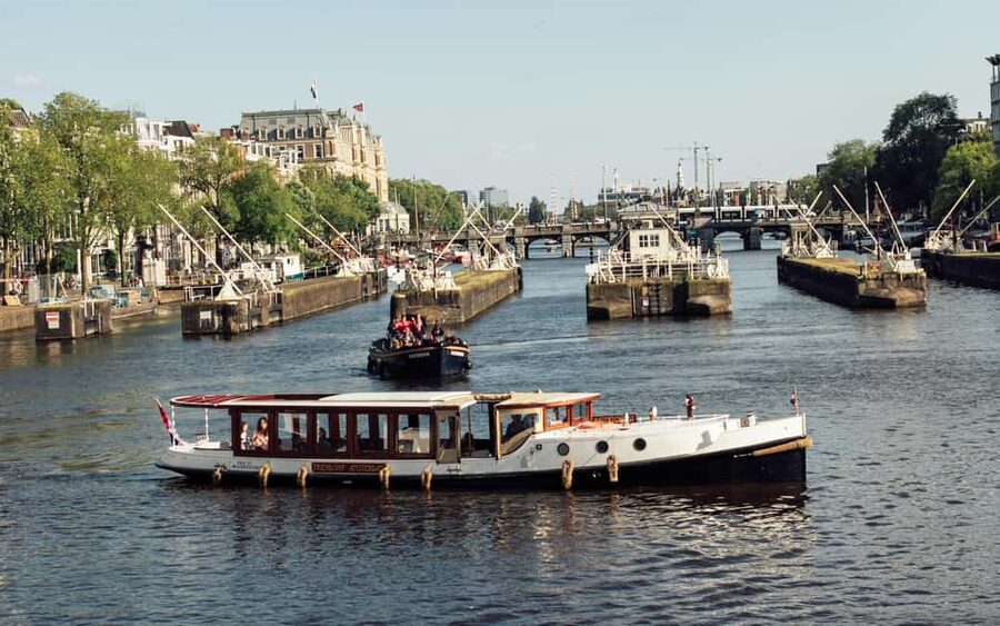Amsterdam: Evening Lights Cruise incl. Cocktail & Waffle - The canal glide and the partial Amsterdam Light Festival