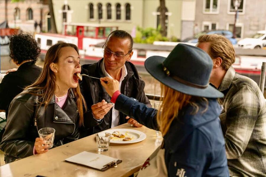 Amsterdam: Food Tour with Drinks by Spui, Canals and Jordaan - De Negen Straatjes and the Street-Food Finish You Can Pace