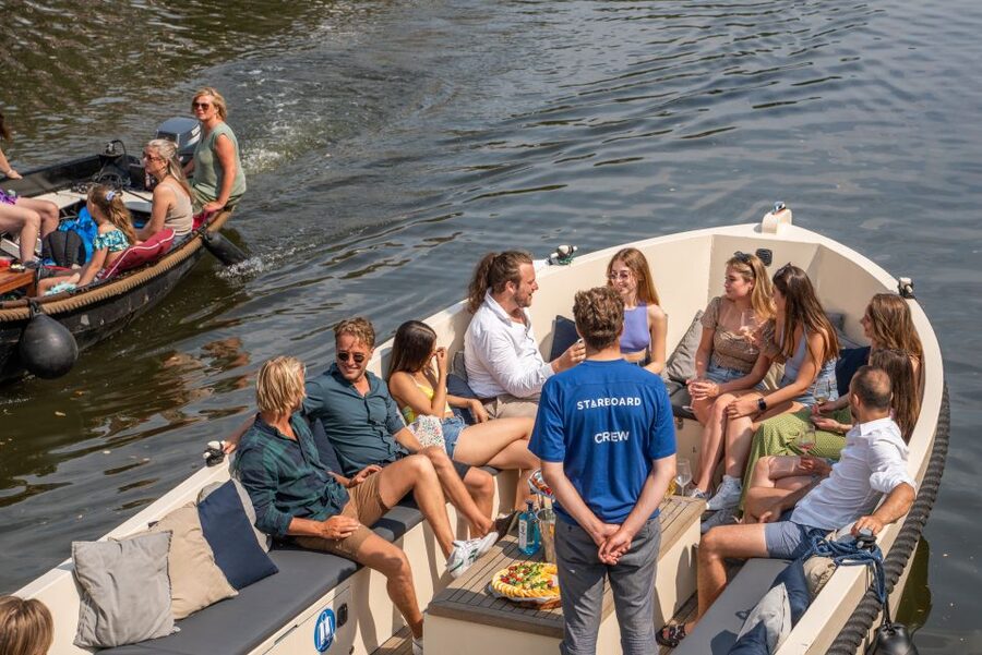 Amsterdam: German Guided Canal Cruise with on Board Bar - German guided canals from the Amstel, what makes it work