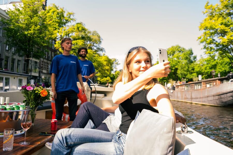Amsterdam: German Guided Canal Cruise with on Board Bar - Electric boat plus on-board bar, your comfort game plan