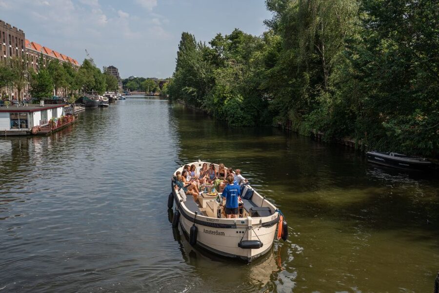 Amsterdam: German Guided Canal Cruise with on Board Bar - Should you book this Amsterdam canal cruise or skip it?