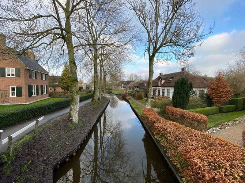 Amsterdam: Giethoorn, Afsluitdijk and Zaanse Schans Day Trip - Giethoorn’s car-free canals, plus a 1-hour boat cruise