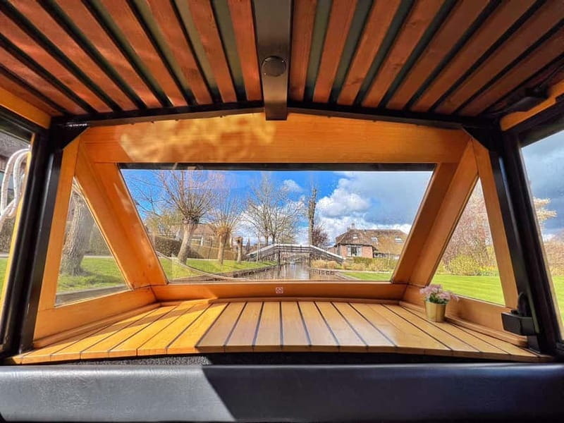 Amsterdam: Giethoorn, Afsluitdijk and Zaanse Schans Day Trip - The guides, and why they shape the whole day