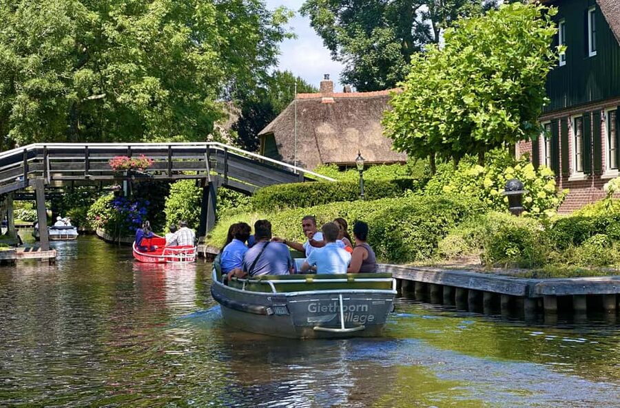 Amsterdam: Giethoorn Day Trip, with several guided options - Boarding the Boat: Car-Free Canals and Thatched-Roof Views