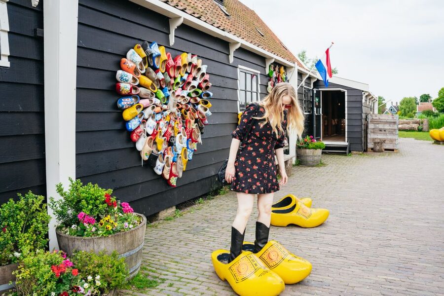 Amsterdam: Giethoorn, Volendam, and Zaanse Schans Tour - Volendam Harbor: Fishing Village Time, Snacks, and a Lighthouse Photo Moment