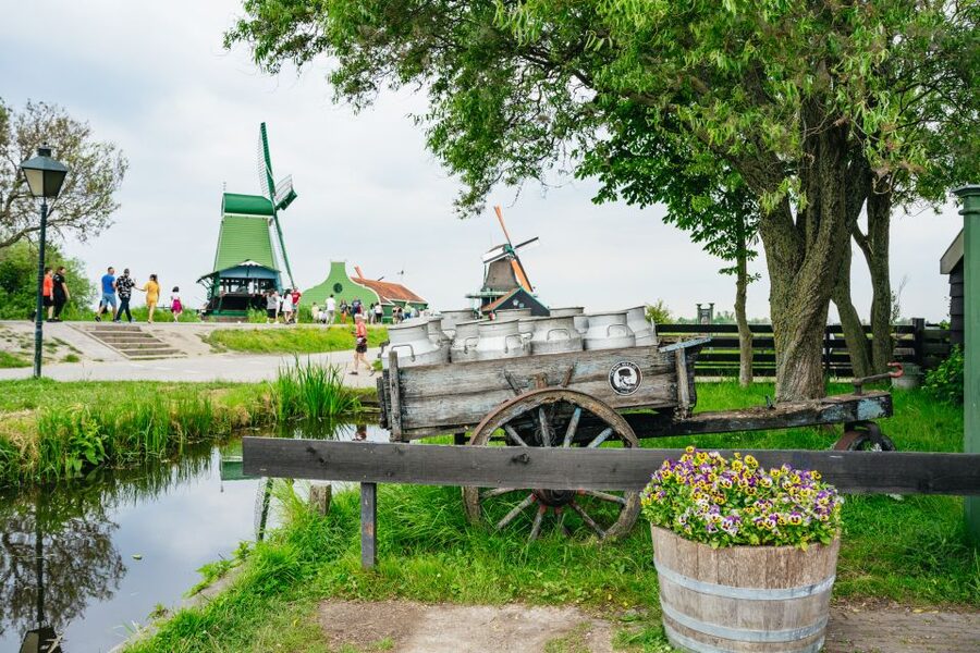 Amsterdam: Giethoorn, Volendam, and Zaanse Schans Tour - Giethoorn’s Car-Free Canals: Canal Cruise and Thatched Roof Views
