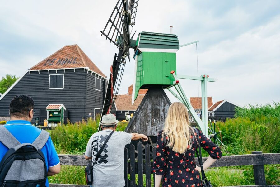 Amsterdam: Giethoorn, Volendam, and Zaanse Schans Tour - Choosing the Right Guide Energy for Your Day
