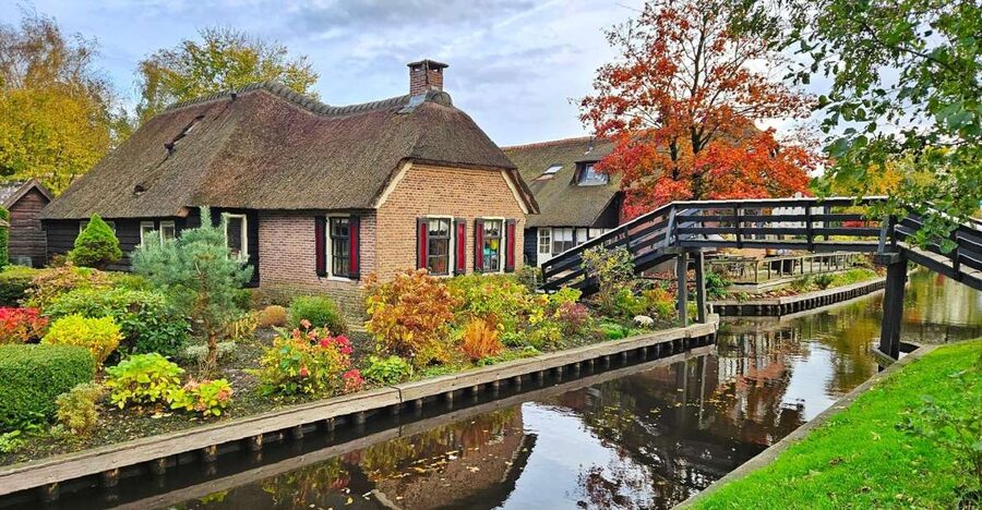 Amsterdam: Giethoorn, Zaandam & Zaanse Schans Tour w/ Pickup - Pickup from Amsterdam Centraal, then you’re off