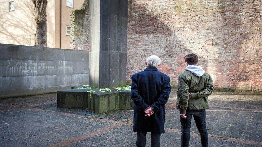Amsterdam: Guided Anne Frank Small-Group Walking Tour - Meeting at Jonas Daniël Meijerplein, Right in Front of Esnoga