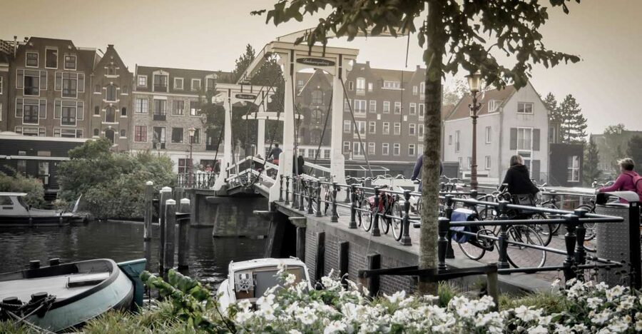 Amsterdam: Guided City Bike Tour in French - Western Islands to De Negen Straatjes: warming up with local texture