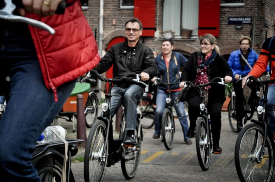 Amsterdam: Guided City Bike Tour in French - Getting set up: the bikes, the pace, and the practical stuff